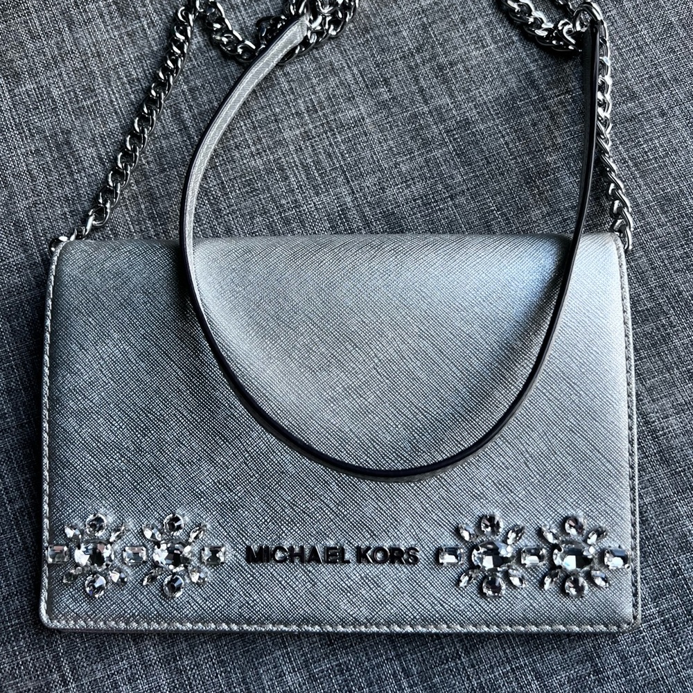 MICHAEL KORS - CROSSBODY SILVER LEATHER WALLET WITH BEAUTIFUL FLOWER CRYSTAS